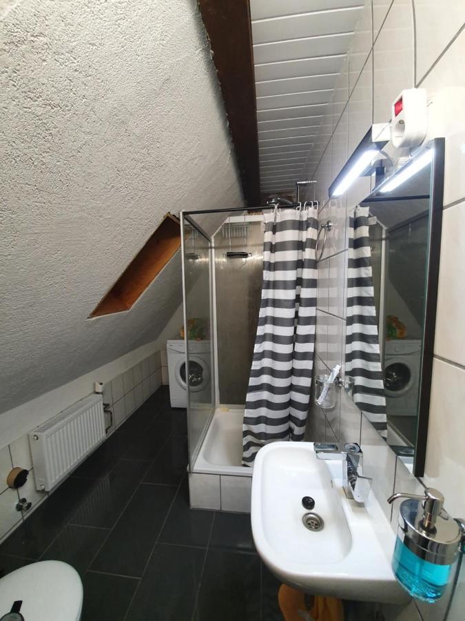 Dachgeschosswohnung In Neumuenster 2 Zimmer Экстерьер фото